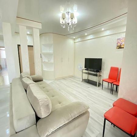 Two Bedroom Large Apartment In คีชีเนา ภายนอก รูปภาพ