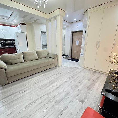 Two Bedroom Large Apartment In คีชีเนา ภายนอก รูปภาพ