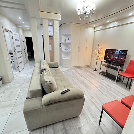 Two Bedroom Large Apartment In คีชีเนา ภายนอก รูปภาพ