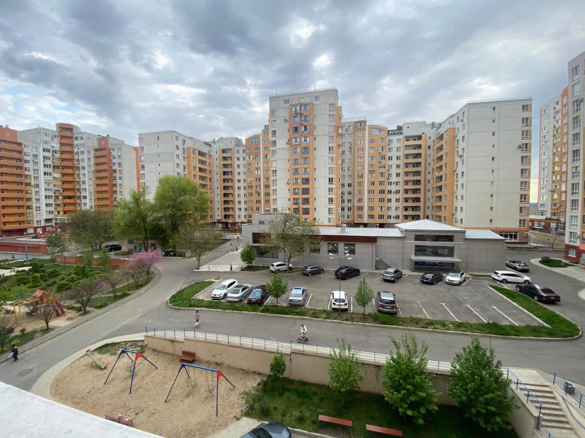 Two Bedroom Large Apartment In คีชีเนา ภายนอก รูปภาพ