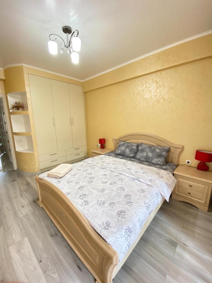Two Bedroom Large Apartment In คีชีเนา ภายนอก รูปภาพ