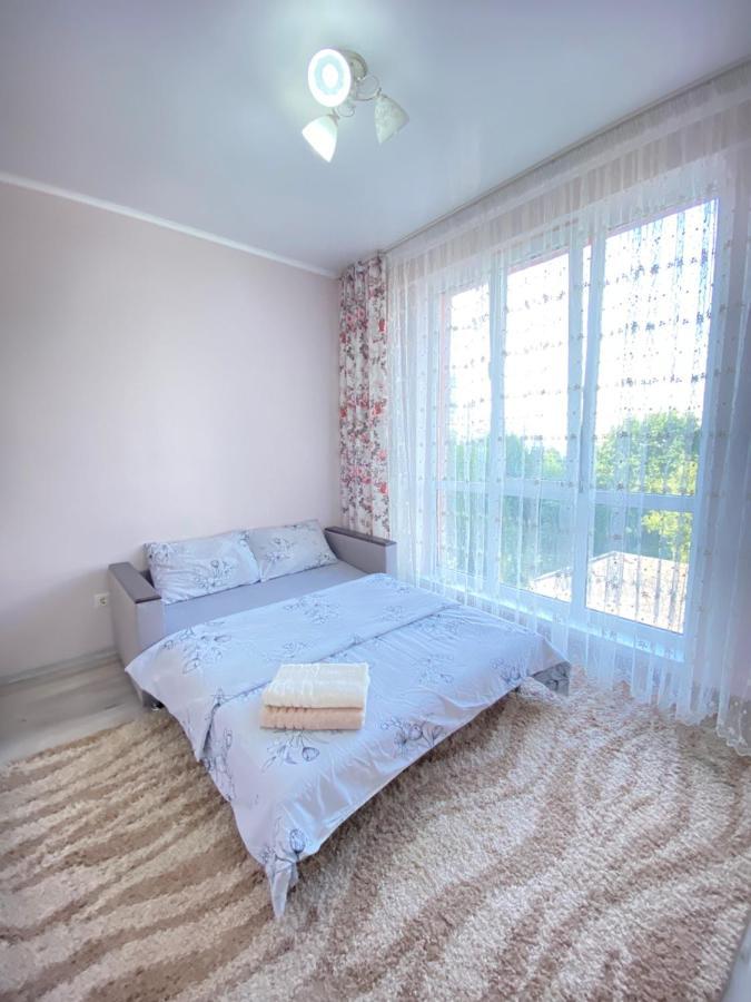 Two Bedroom Large Apartment In คีชีเนา ภายนอก รูปภาพ