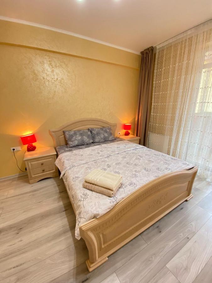 Two Bedroom Large Apartment In คีชีเนา ภายนอก รูปภาพ