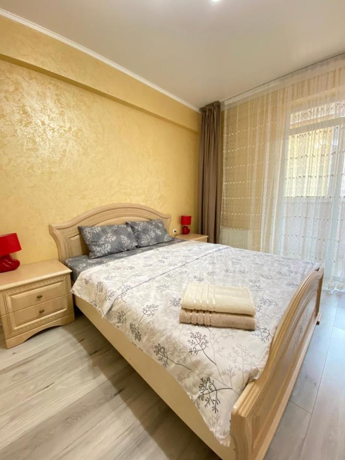 Two Bedroom Large Apartment In คีชีเนา ภายนอก รูปภาพ