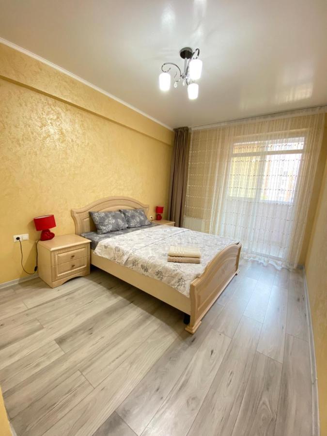 Two Bedroom Large Apartment In คีชีเนา ภายนอก รูปภาพ