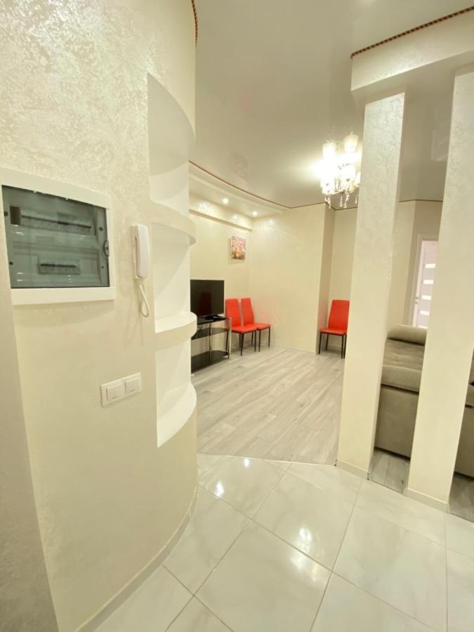 Two Bedroom Large Apartment In คีชีเนา ภายนอก รูปภาพ