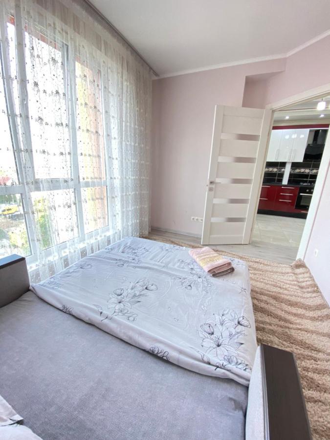 Two Bedroom Large Apartment In คีชีเนา ภายนอก รูปภาพ