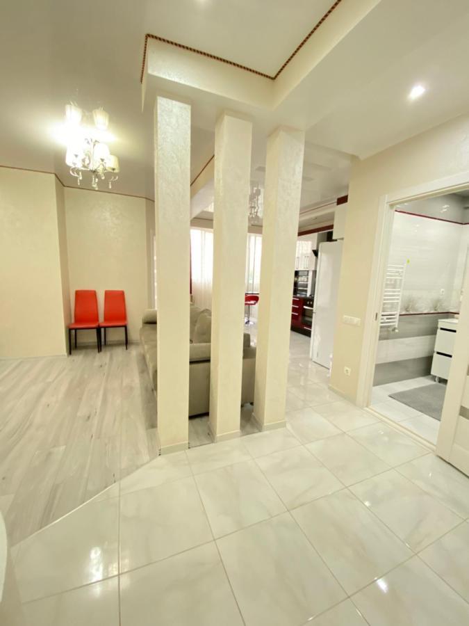 Two Bedroom Large Apartment In คีชีเนา ภายนอก รูปภาพ