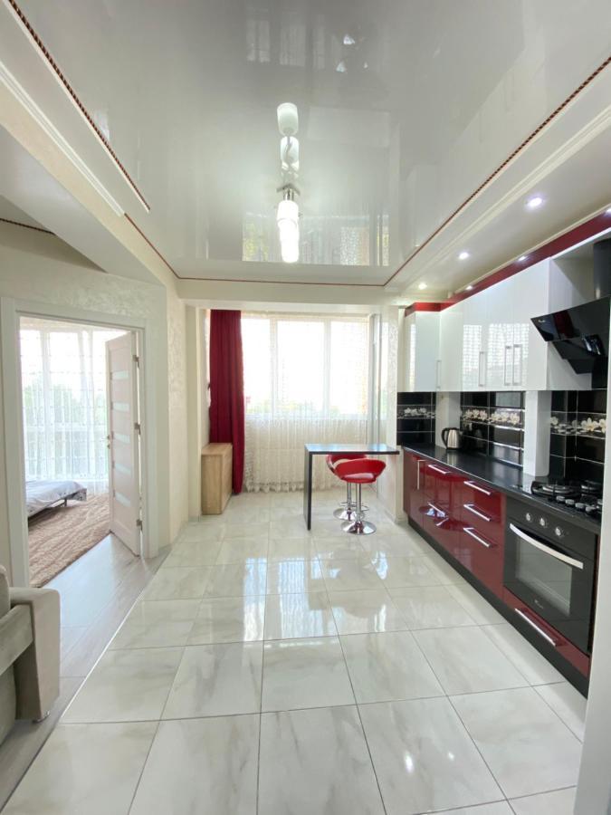 Two Bedroom Large Apartment In คีชีเนา ภายนอก รูปภาพ