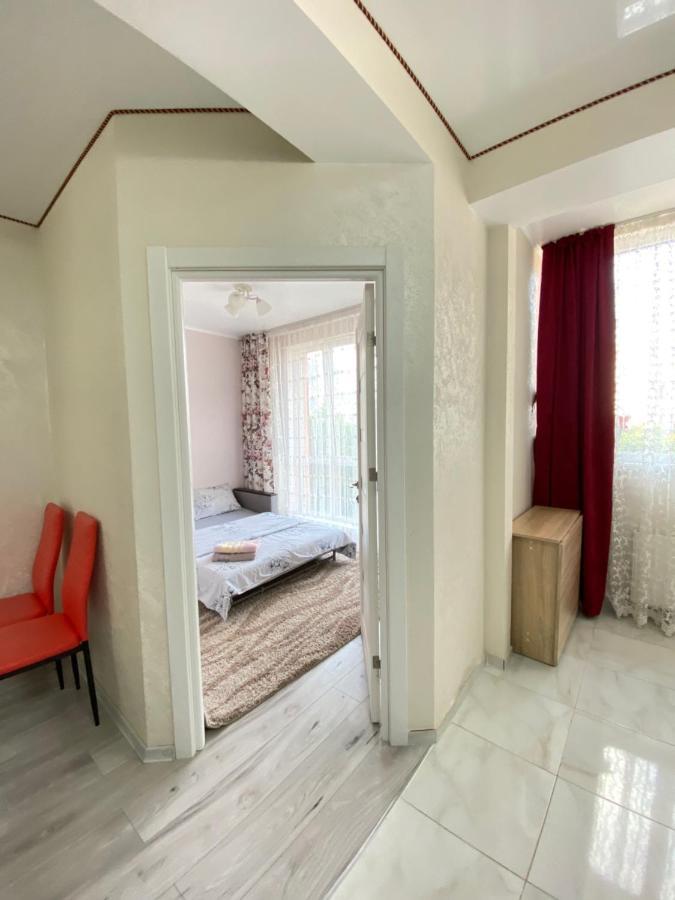 Two Bedroom Large Apartment In คีชีเนา ภายนอก รูปภาพ