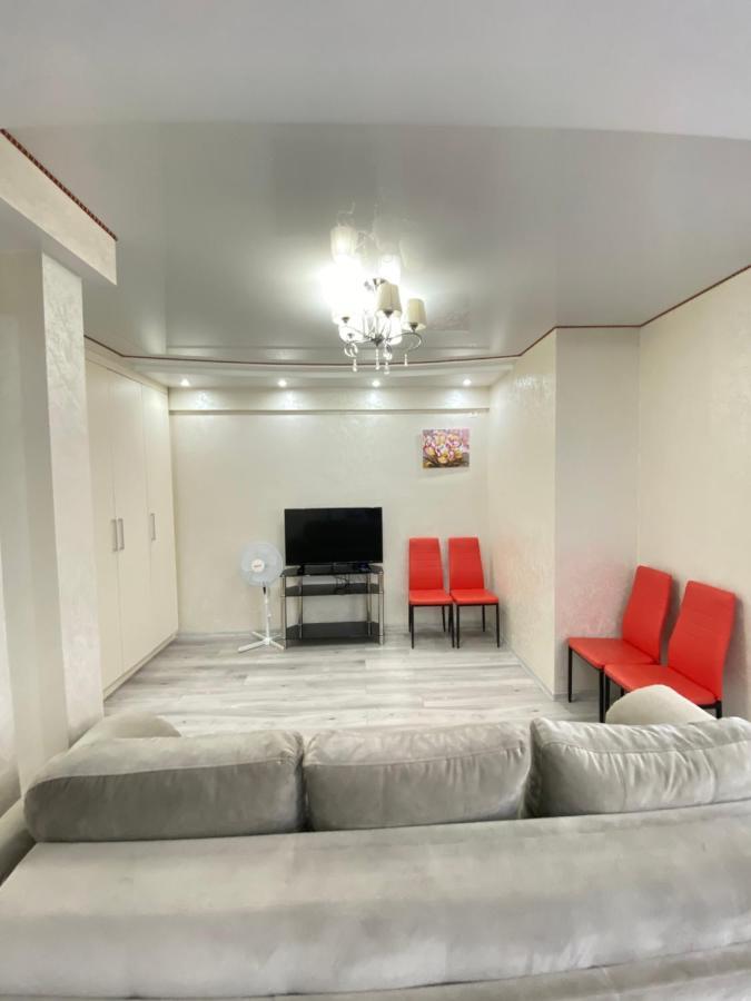 Two Bedroom Large Apartment In คีชีเนา ภายนอก รูปภาพ